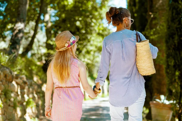 Viaggia Italia Visto Dietro Elegante Madre Figlia Con Sacchetto Paglia — Foto Stock