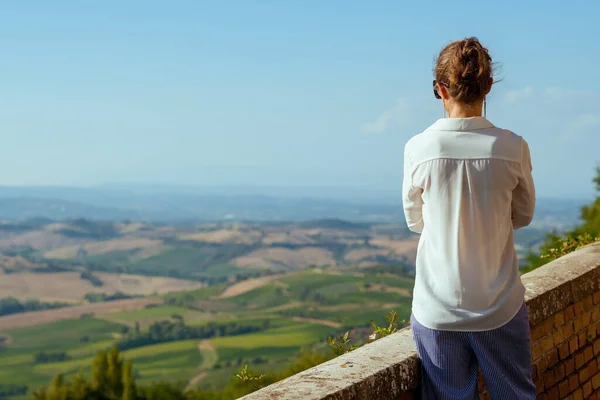 イタリア旅行 トスカーナの流行のソロ観光女性の後ろから見た モンテプルチャーノでイタリア — ストック写真