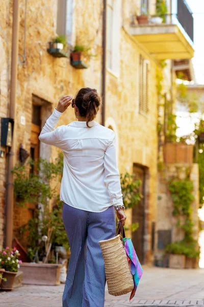 Ταξιδέψτε Στην Ιταλία Βλέποντας Από Πίσω Νεαρή Γυναίκα Σόλο Ταξιδιώτη — Φωτογραφία Αρχείου