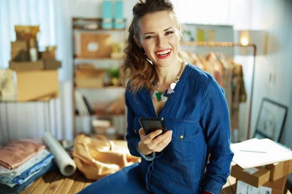 Feliz Mujer Propietaria Pequeña Empresa Moda Con Teléfono Inteligente Oficina — Foto de Stock