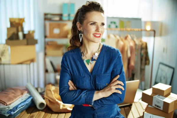 Souriant Jeune Propriétaire Petite Entreprise Femme Dans Bureau Regardant Loin — Photo