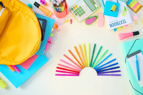 Vuelta Escuela Vista Superior Mesa Blanca Con Libros Trabajo Papelería —  Fotos de Stock