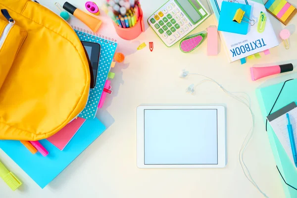 Vuelta Escuela Vista Superior Mesa Blanca Con Libros Trabajo Papelería —  Fotos de Stock