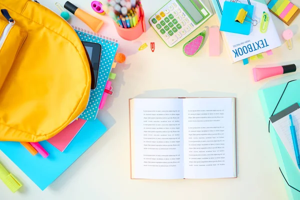 Vuelta Escuela Vista Superior Del Escritorio Blanco Con Cuaderno Blanco —  Fotos de Stock