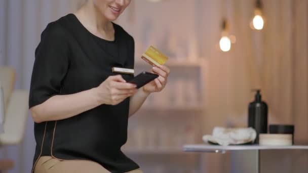Close Sobre Mulher Sorridente Trabalhador Com Smartphone Cartão Crédito Navegação — Vídeo de Stock