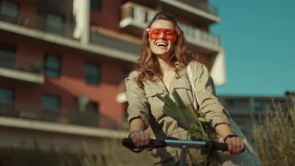 Sorrindo Mulher Moda Óculos Sol Geral Com Sacola Scooter Contra — Vídeo de Stock
