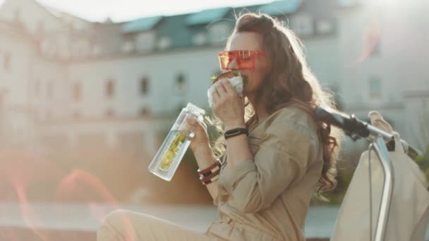 Lächelnde Elegante Frau Mit Sonnenbrille Und Overall Mit Tragetasche Roller — Stockvideo