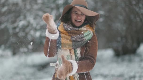 Mujer Mediana Edad Elegante Feliz Sombrero Marrón Bufanda Afuera Parque — Vídeo de stock