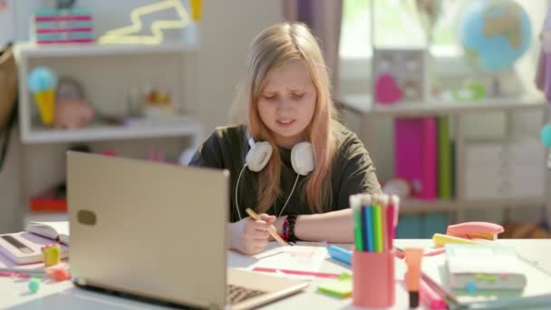 Θυμωμένο Σύγχρονο Κορίτσι Σχολείο Γκρι Πουκάμισο Φορητό Υπολογιστή Έχοντας Online — Αρχείο Βίντεο