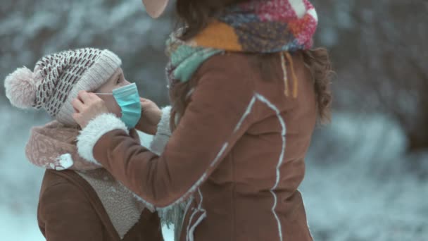 Elegante Mutter Mit Kind Hüten Und Schaffellmänteln Mit Medizinischer Maske — Stockvideo