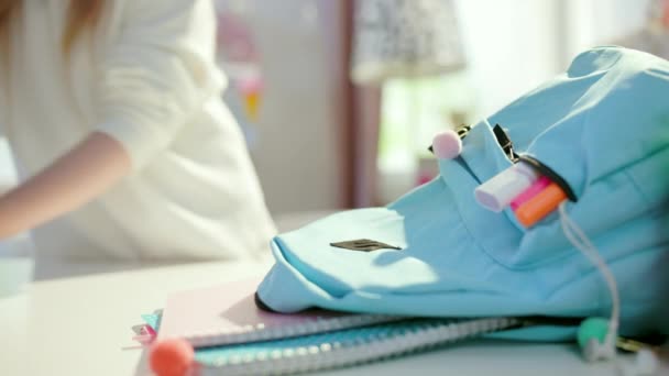Szekrény Gyermek Munkafüzetek Kék Hátizsák Orvosi Maszk Fertőtlenítő Csomagolás Iskolában — Stock videók