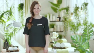 Modern güzellik stüdyosunda çalışan 40 yaşında mutlu bir bayan..