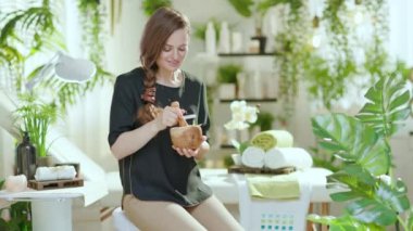 Modern güzellik salonunda çalışan kadın işçiler..