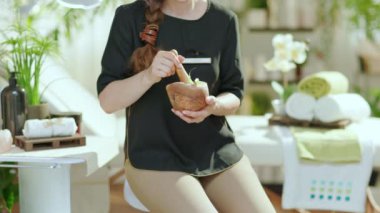 Modern güzellik salonunda çalışan gülümseyen kadın..