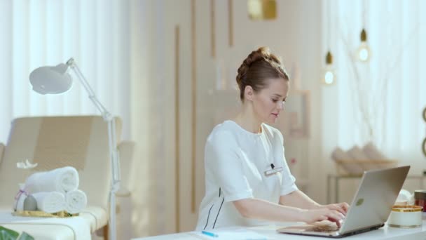 Lachende Jaar Oud Vrouw Werknemer Met Laptop Moderne Beauty Studio — Stockvideo