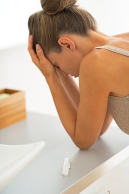 Hamilelik testi ve backgrou sinir bozucu genç kadın portre