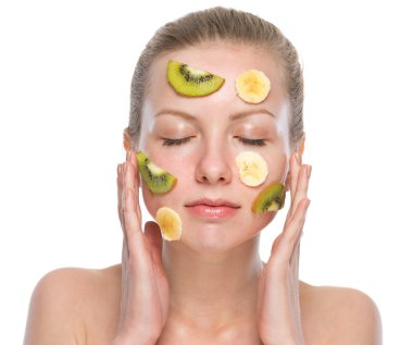 Genç kadın meyve yüz maskesi yapma