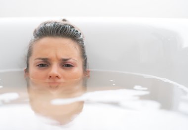 genç kadın küvette döşeme vurguladı