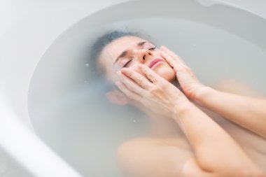 Küvette döşeme sinir bozucu genç kadın