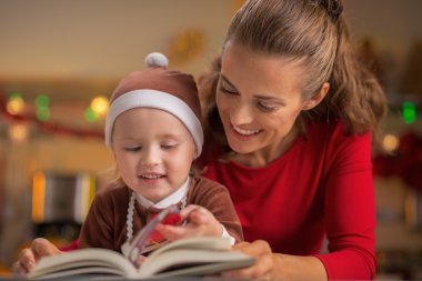 Mutlu anne ve bebek Noel kitap okuma