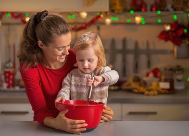 Mutlu anne ve bebek Noel hamur çırpma kitc dekore edilmiş