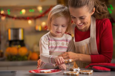 Anne ve bebek Noel kurabiye yapma gülümseyen portresi