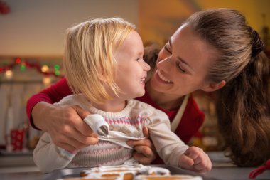 Mutlu anne ve bebek Noel kurabiyeleri ki içinde yapım portresi