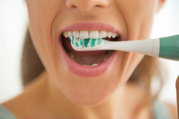 Primo piano sulla donna lavarsi i denti — Foto Stock