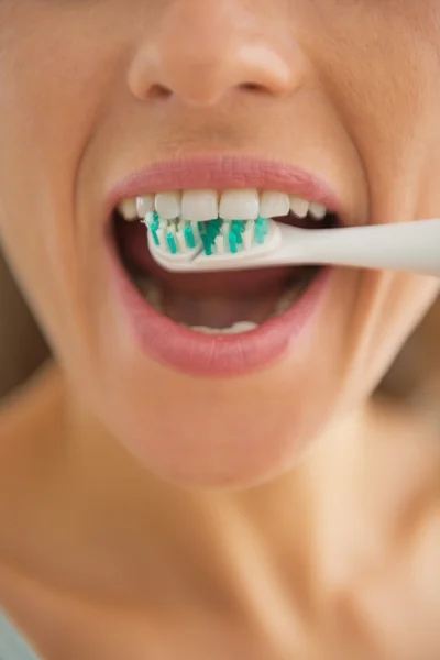 Primer plano de la mujer cepillarse los dientes —  Fotos de Stock