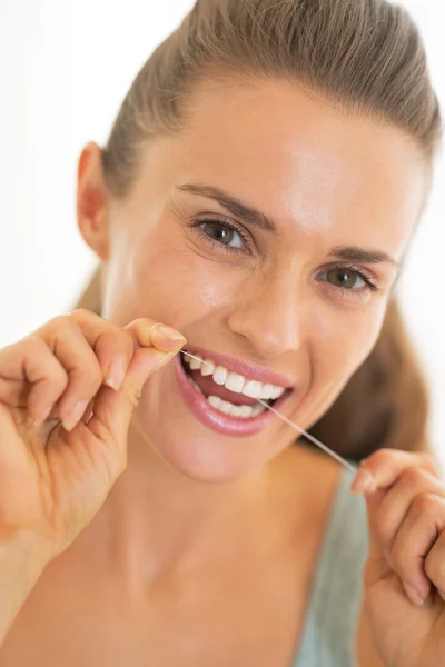 Porträtt av ung kvinna använder tandtråd — Stockfoto