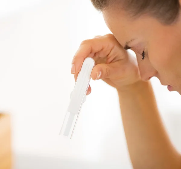 Nahaufnahme besorgter junger Frau mit Schwangerschaftstest — Stockfoto