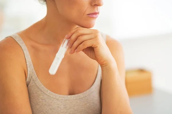 Zbliżenie na młoda kobieta z test ciążowy — Zdjęcie stockowe