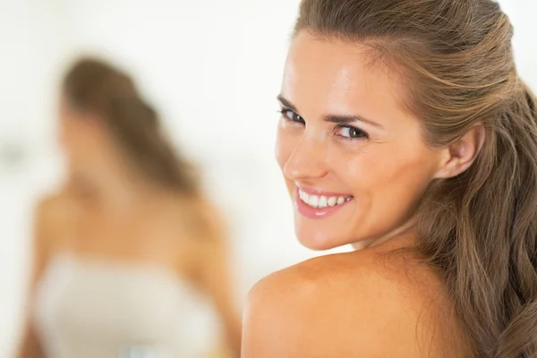 Portrait of smiling young woman in bathroom — Stock Photo, Image