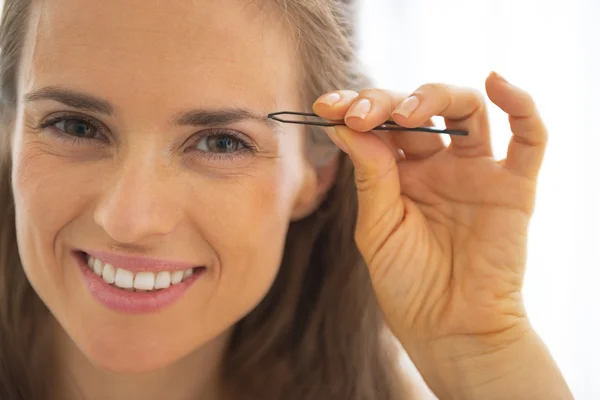 Retrato de mujer joven y feliz moldeando cejas — Foto de Stock