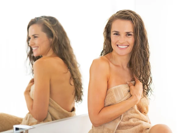 Retrato de jovem feliz com cabelo longo molhado no banheiro — Fotografia de Stock