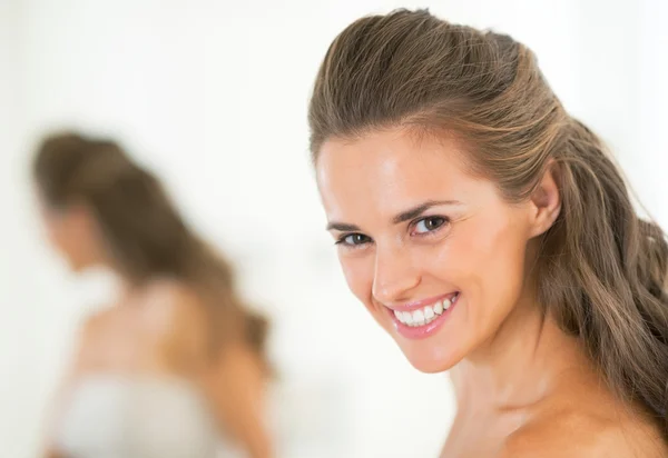 Portret van lachende jonge vrouw in badkamer — Stockfoto