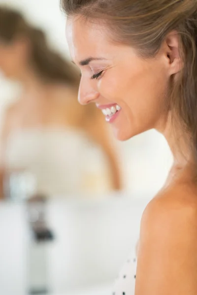 Portrait of happy young woman in bathroom — Stock Photo, Image