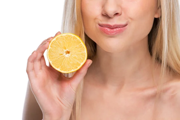 Detailní záběr na teenagera ukazující citron — Stock fotografie