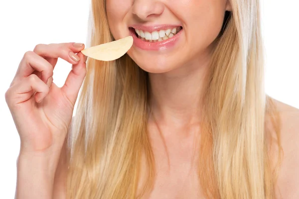 Close-up op gelukkige tiener chips eten — Stockfoto