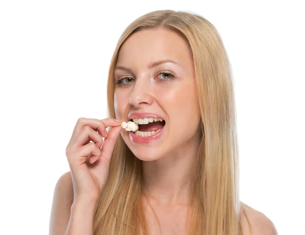 Portrait of happy teenager eating popcorn — Stock Photo, Image