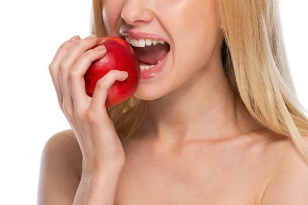 Primer plano de adolescente comiendo manzana — Foto de Stock