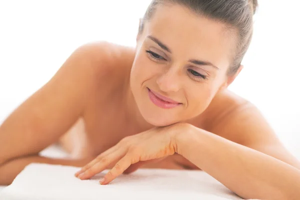 Retrato de mulher jovem relaxado que coloca na mesa de massagem — Fotografia de Stock