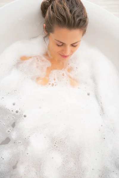 Jeune femme détendue allongée dans la baignoire — Photo