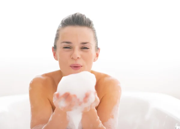 Retrato de una joven feliz jugando con espuma en la bañera — Foto de Stock