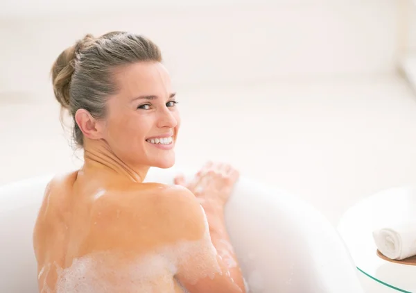 Porträt einer jungen Frau in der Badewanne — Stockfoto