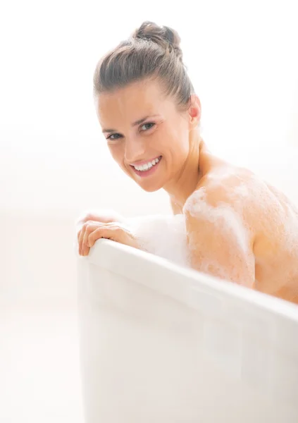 Porträt einer jungen Frau in der Badewanne — Stockfoto