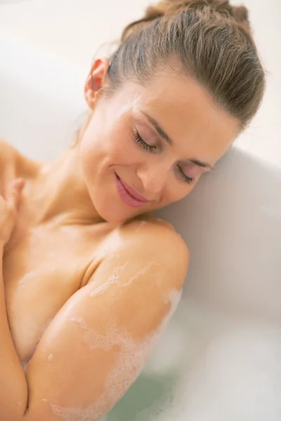 Porträt einer entspannten jungen Frau, die in der Badewanne liegt — Stockfoto