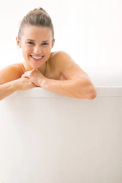 Retrato de una joven sonriente en la bañera —  Fotos de Stock