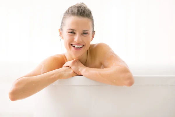 Portrait de jeune femme souriante dans la baignoire — Photo