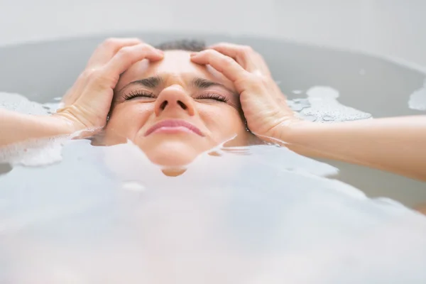 Gestresste junge Frau liegt in Badewanne — Stockfoto